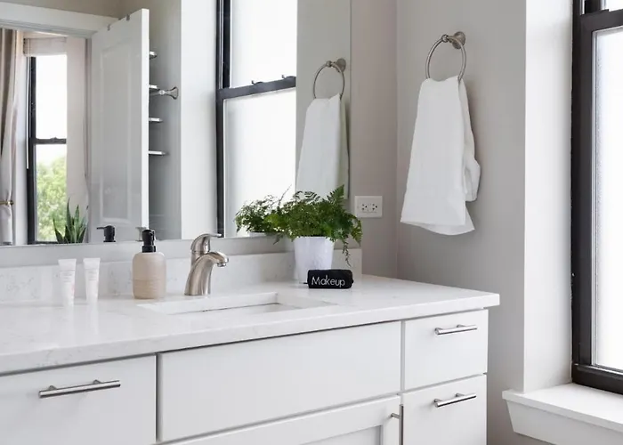 Penthouse With Private Rooftop And Skyline Views - Sleeps 6 Chicago