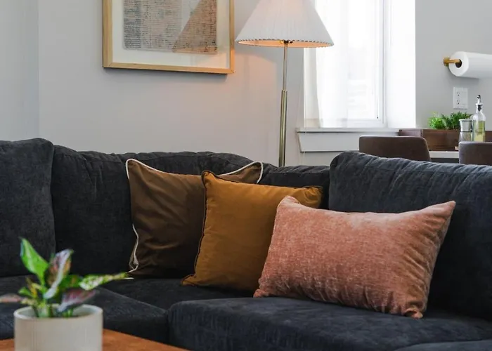 Penthouse With Private Rooftop And Skyline Views - Sleeps 6 *