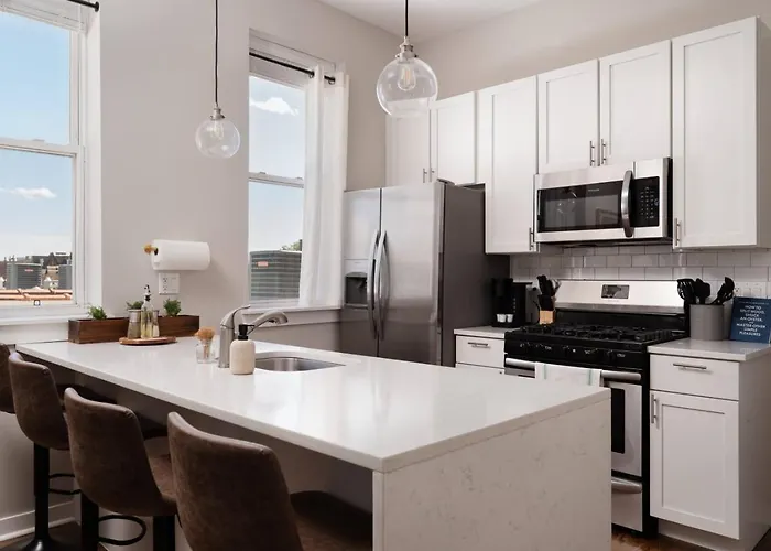 Penthouse With Private Rooftop And Skyline Views - Sleeps 6 * Chicago