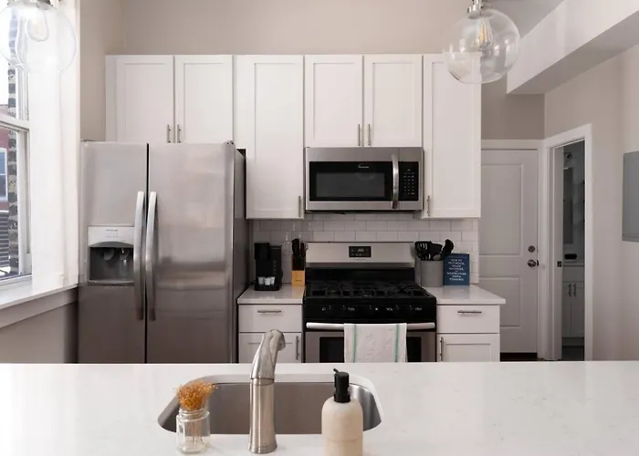 Penthouse With Private Rooftop And Skyline Views - Sleeps 6 Chicago